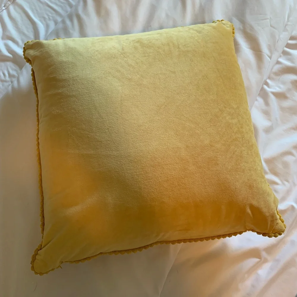 💛Yellow Pillow💛
